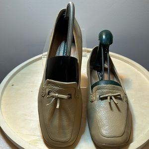 Clark’s tan leather loafers size 7.5